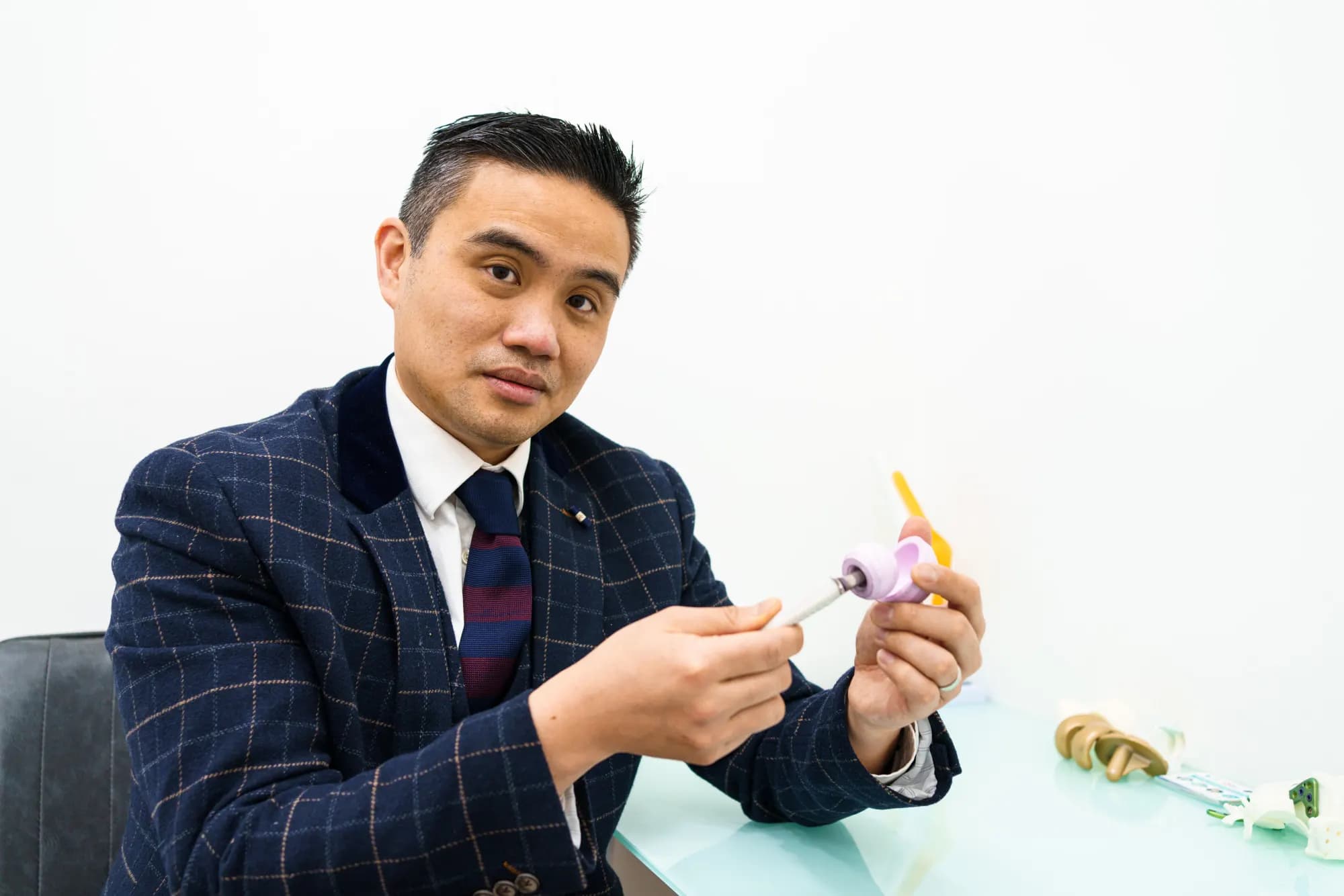 Professor Lee discussing knee anatomy with a model